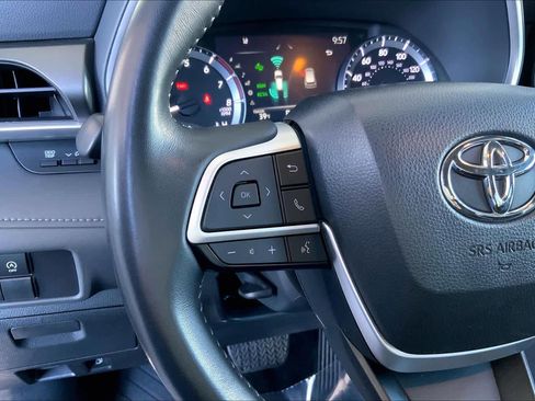 Used 2024 Toyota Highlander XLE FWD image 42