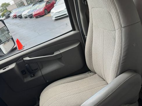 Used 2016 Chevrolet Express 4500 RWD image 18