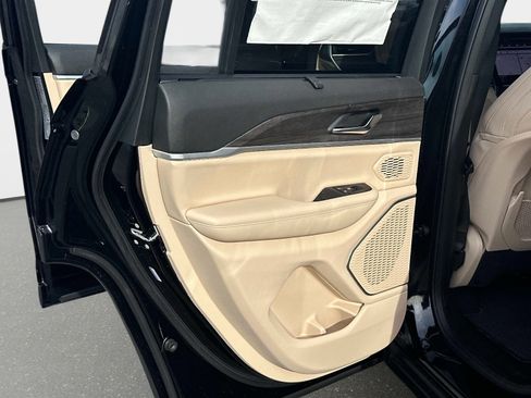 New 2025 Jeep Grand Cherokee Limited w/ Luxury Tech Group II AWD/4WD image 14