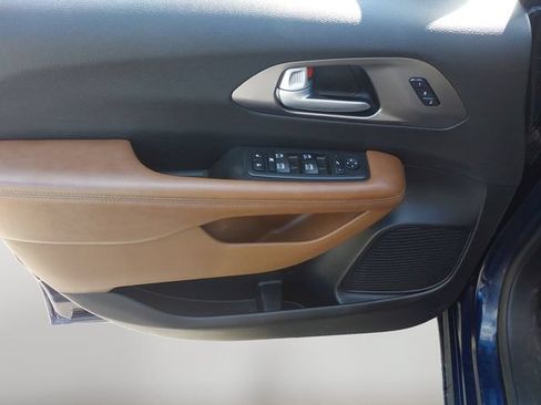 Used 2017 Chrysler Pacifica Limited w/ UConnect Theater Package FWD image 10