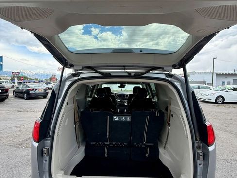 Used 2018 Chrysler Pacifica Touring-L w/ Advanced Safetytec Group FWD image 19