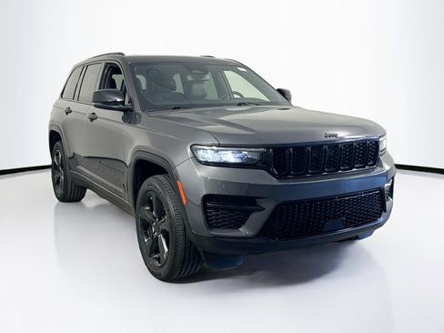 Used 2023 Jeep Grand Cherokee Altitude AWD/4WD image 3