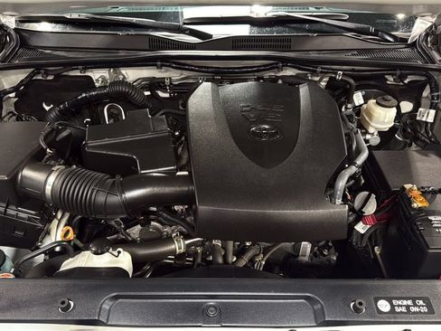 Used 2018 Toyota Tacoma SR5 AWD/4WD image 33