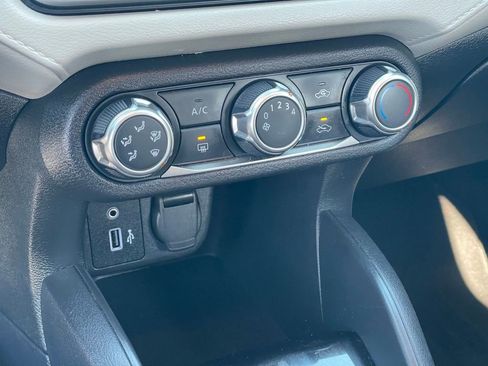 Certified 2022 Nissan Versa SV w/ Trunk Package image 19