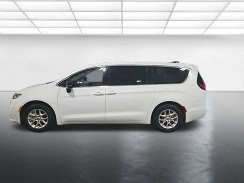 Used 2024 Chrysler Pacifica Touring-L image 7