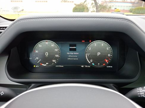 New 2026 Land Rover Defender 110 X-Dynamic SE image 8