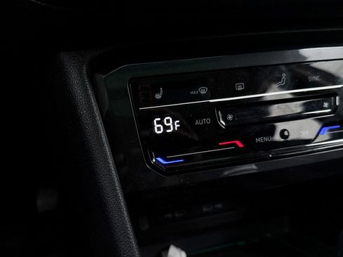 Used 2022 Volkswagen Tiguan SE image 21