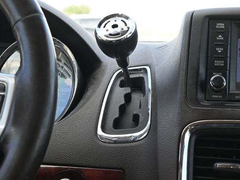 Used 2012 Chrysler Town & Country Touring-L w/ Entertainment Group #2 FWD image 14