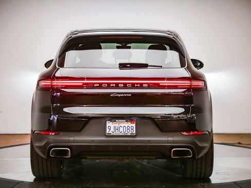Certified 2024 Porsche Cayenne AWD/4WD image 6
