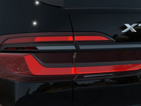 Used 2025 BMW X7 xDrive40i w/ Premium Package image 21