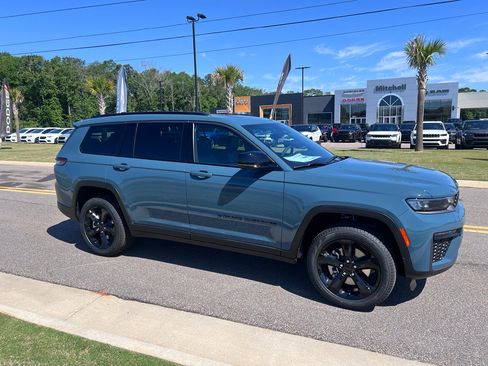 New 2026 Jeep Grand Cherokee L Limited w/ Limited Altitude Package RWD image 3