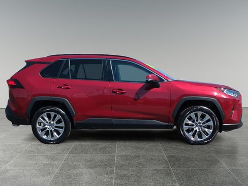 Used 2019 Toyota RAV4 XLE Premium w/ Carpet Mat Package FWD image 6