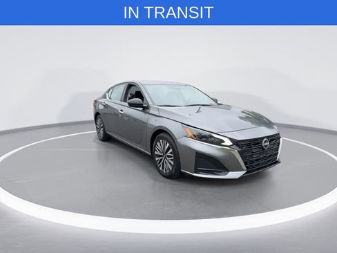 Used 2024 Nissan Altima 2.5 SV FWD image 2