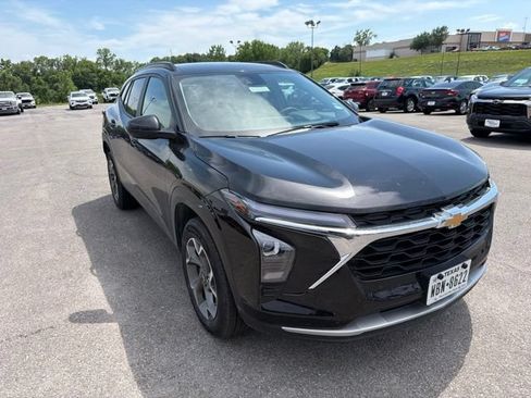 Used 2025 Chevrolet Trax LT FWD image 7