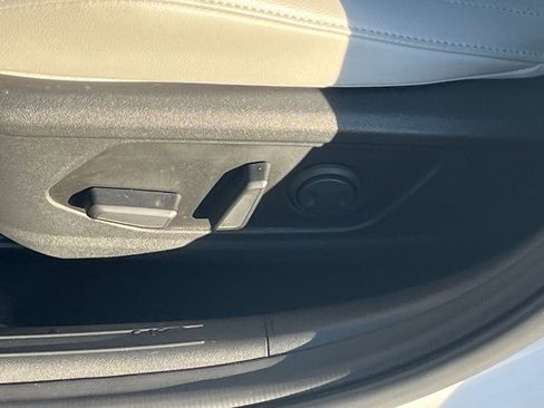 Used 2025 Hyundai Elantra Limited image 24