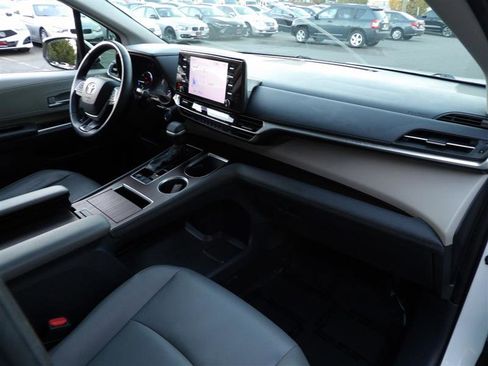 Used 2021 Toyota Sienna XLE image 17
