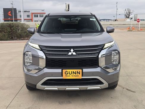 Used 2022 Mitsubishi Outlander SE image 2