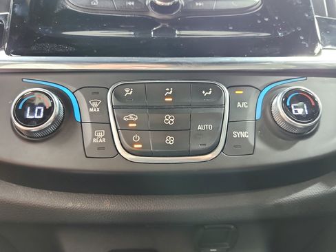 Used 2023 Chevrolet Traverse LT FWD image 17