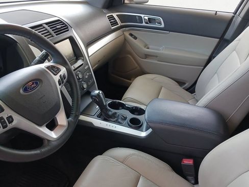 Used 2015 Ford Explorer XLT w/ Equipment Group 202A FWD image 11