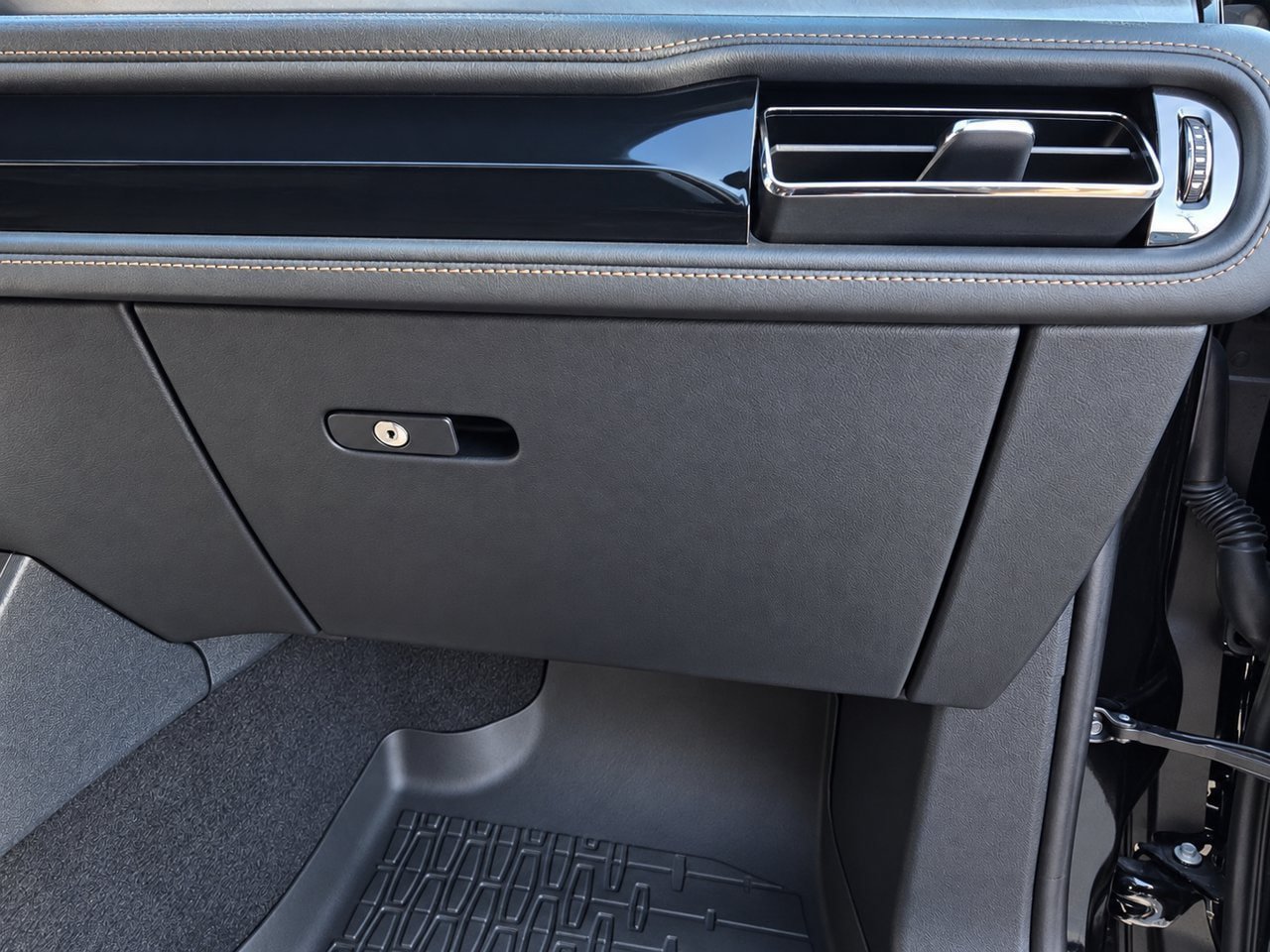 Used 2025 Lincoln Aviator AWD image 37