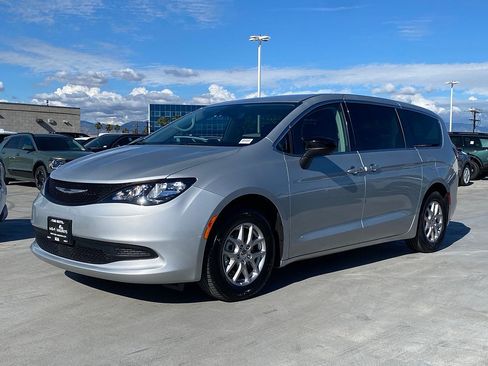 Used 2024 Chrysler Voyager LX FWD image 7