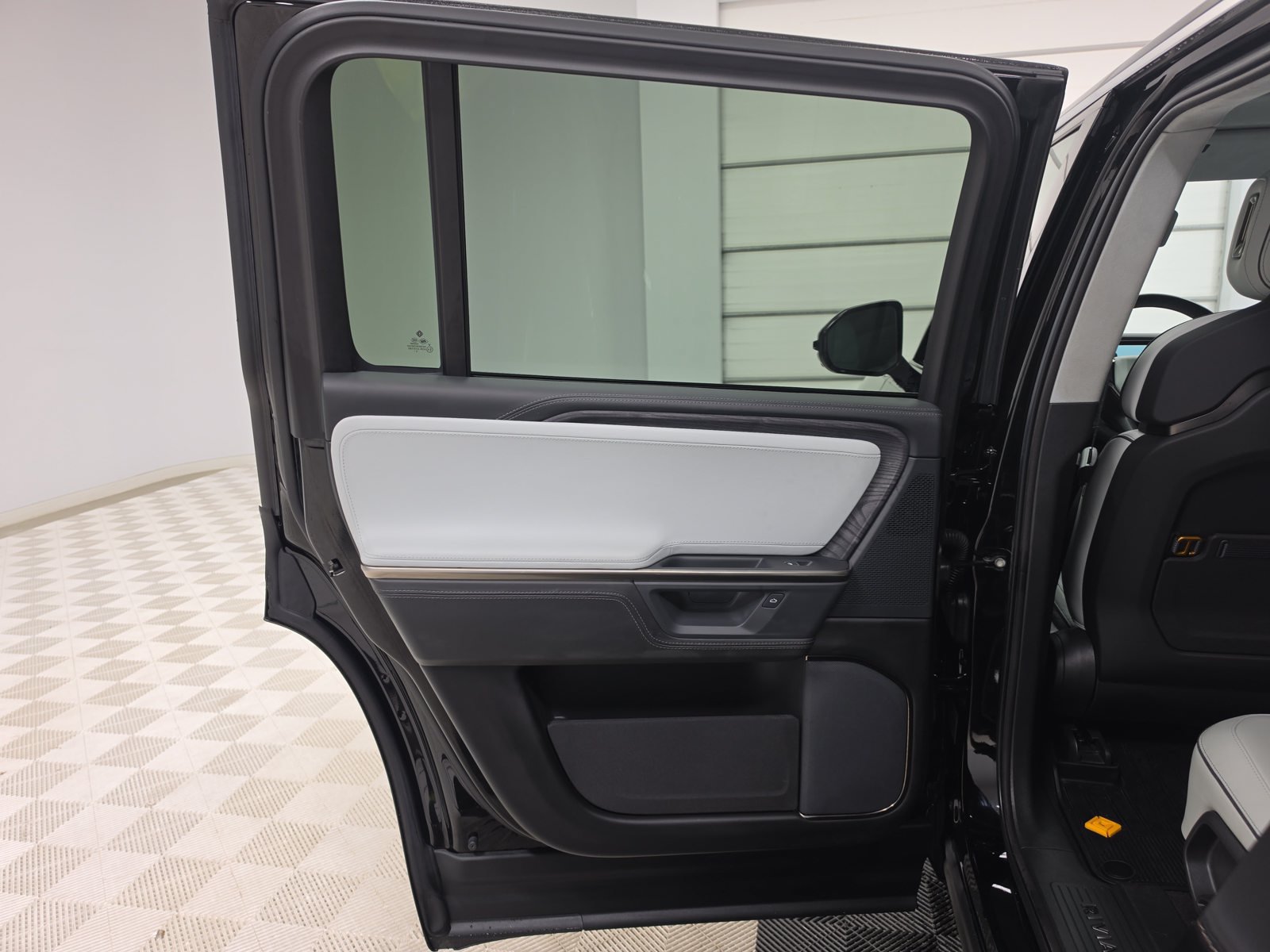 Used 2025 Rivian R1S Adventure Dual AWD/4WD image 17