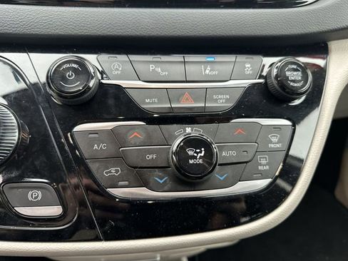 Used 2023 Chrysler Pacifica Touring-L FWD image 18