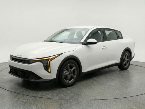 Used 2025 Kia K4 LXS image 3