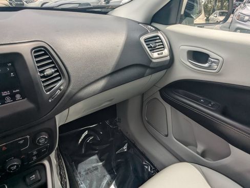 Used 2018 Jeep Compass Latitude w/ Popular Equipment Group FWD image 4
