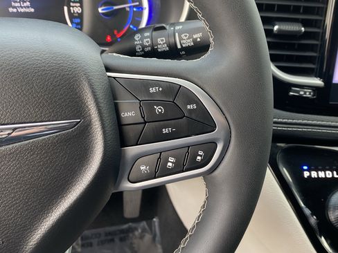 Used 2024 Chrysler Pacifica Select image 27