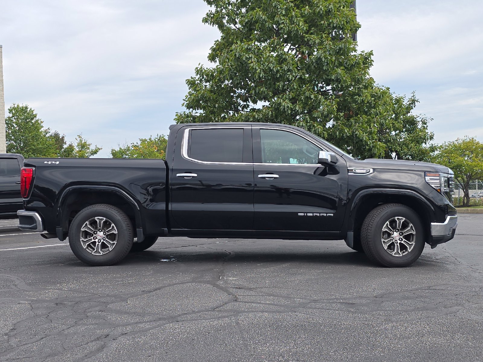 Used 2022 GMC Sierra 1500 SLT w/ SLT Convenience Package AWD/4WD image 12