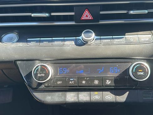 Certified 2024 Hyundai Elantra SEL image 25