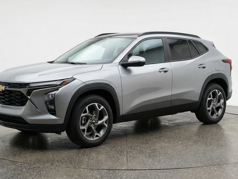 Used 2025 Chevrolet Trax LT w/ LT Convenience Package image 3