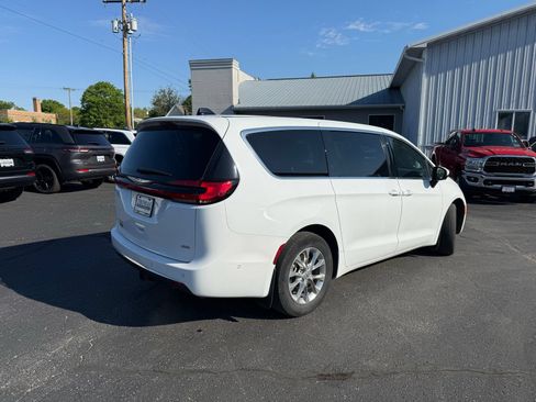 Used 2023 Chrysler Pacifica Touring-L AWD/4WD image 8