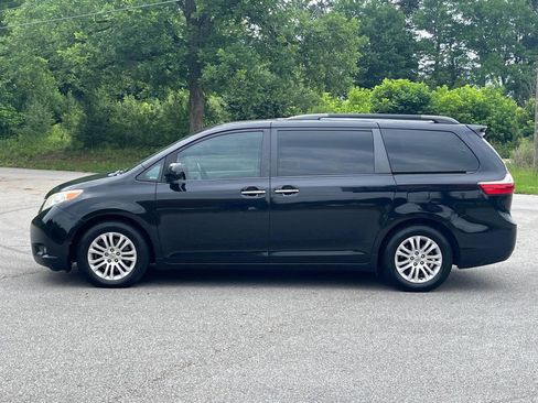 Used 2016 Toyota Sienna XLE FWD image 10