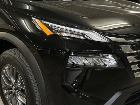 Used 2024 Nissan Rogue S image 8