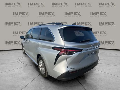 Used 2024 Toyota Sienna XLE image 3