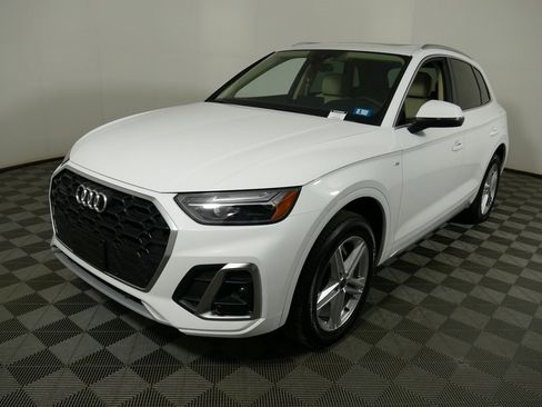 Used 2024 Audi Q5 e Premium w/ Convenience Package image 7