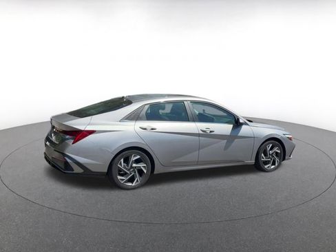 Used 2025 Hyundai Elantra Limited FWD image 15