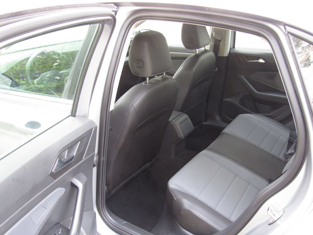Used 2025 Volkswagen Jetta SE FWD image 14
