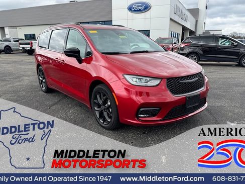 Used 2025 Chrysler Pacifica Limited FWD image 1