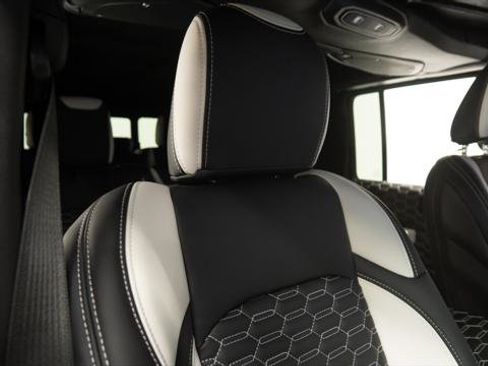 Used 2025 Jeep Gladiator Sport image 40