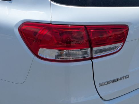 Used 2018 Kia Sorento AWD image 13