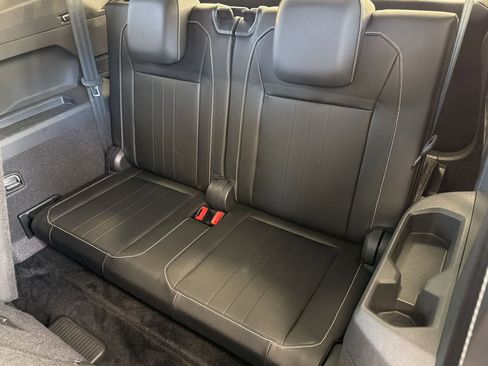 Used 2023 Volkswagen Tiguan SE R-Line image 32