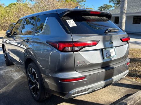 Used 2024 Mitsubishi Outlander SE image 4