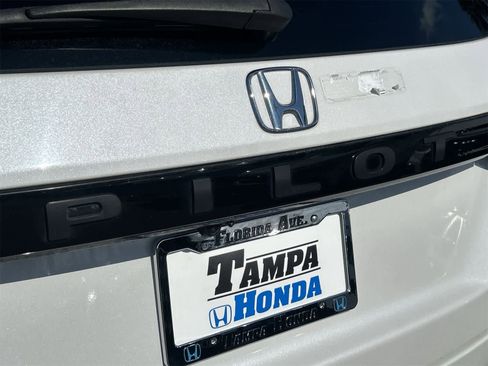 Used 2023 Honda Pilot Touring image 7