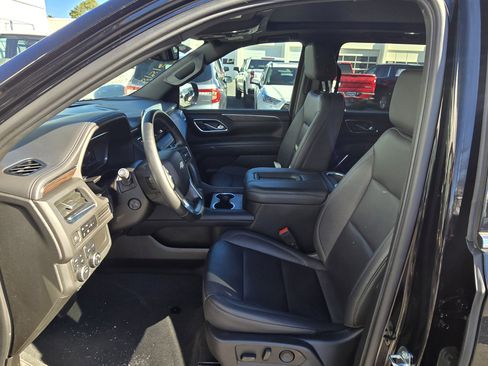 Used 2023 Chevrolet Suburban LT w/ Luxury Package image 18