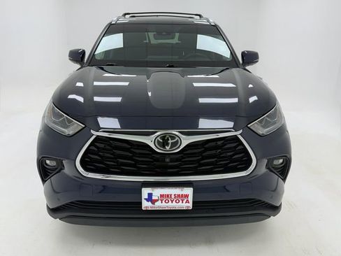 Used 2021 Toyota Highlander Limited FWD image 3