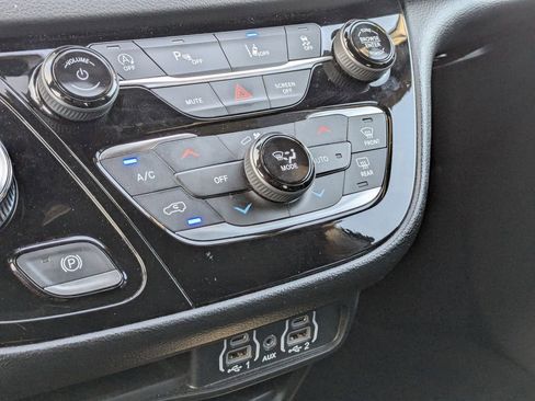 Used 2025 Chrysler Pacifica Select image 22