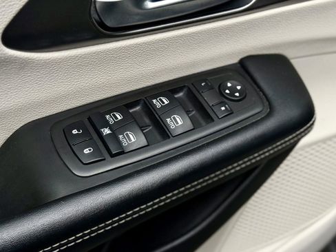 Used 2022 Chrysler Pacifica Touring-L w/ Uconnect Theater Family Group FWD image 11